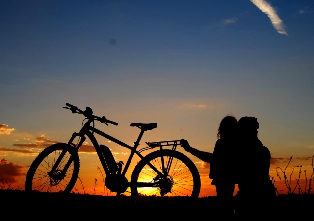  Neben dem Fahrrad den Sonnenuntergang betrachten 
