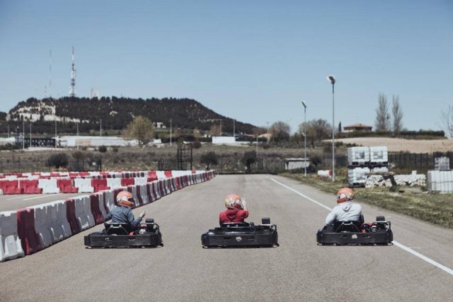  Fahrer auf der Kartbahn 
