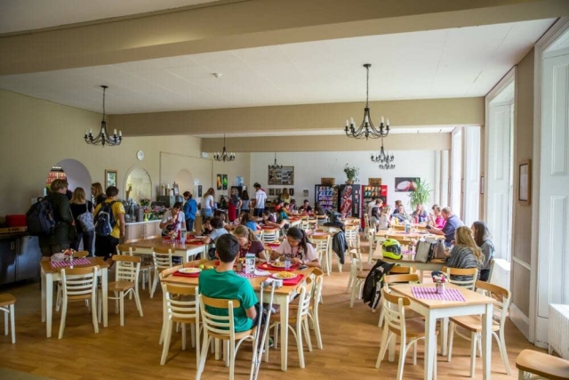  Nella sala da pranzo gustando il cibo 