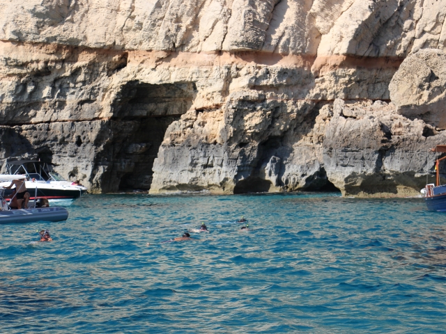 Explora las cuevas