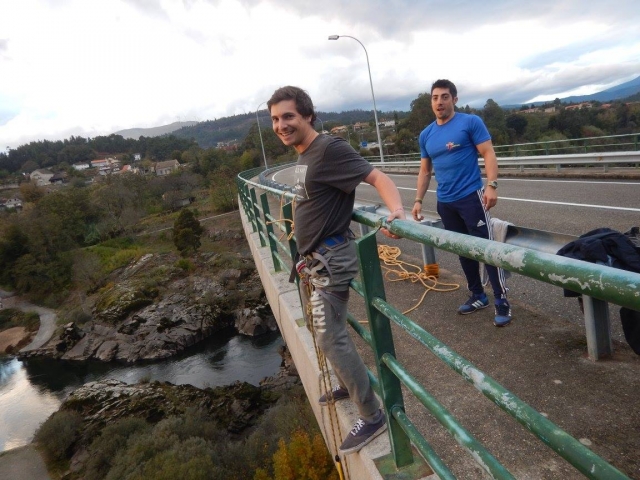 En el borde del puenle