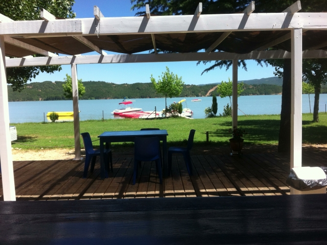 Merendero junto al lago