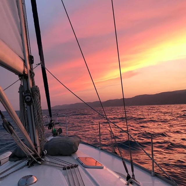 preciosa puesta de sol en barco