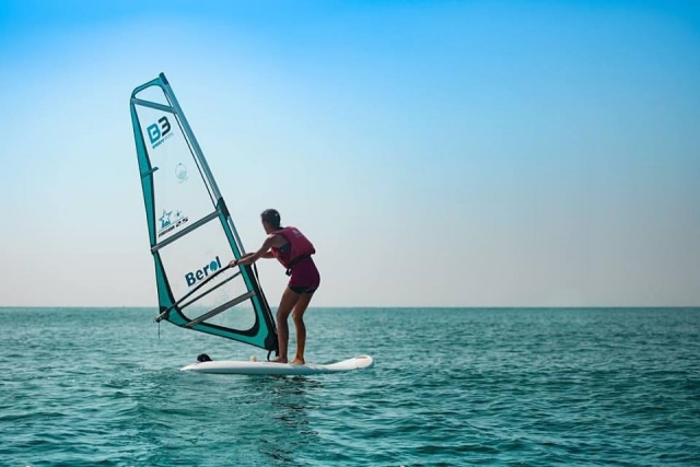 Dando una clase de windsurf en Valencia