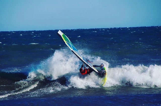 Practicando windsurf en Valencia