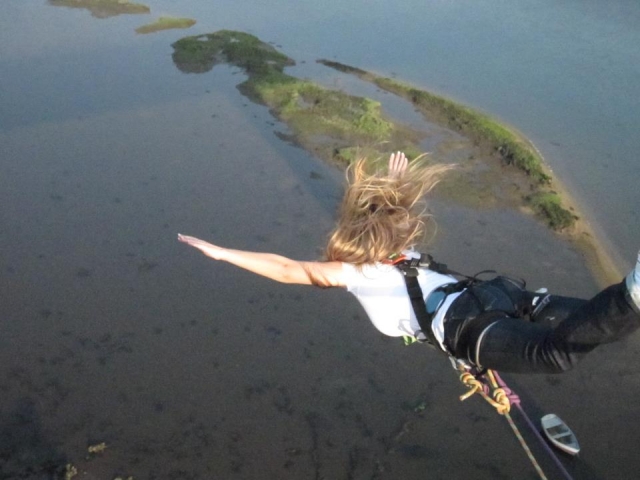 bungee saltando en Arbo