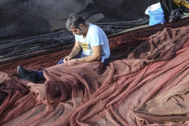  Sewing fishing nets 