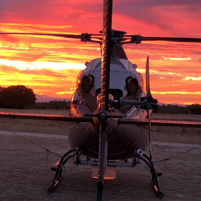 Un helicóptero parado justo al atardecer
