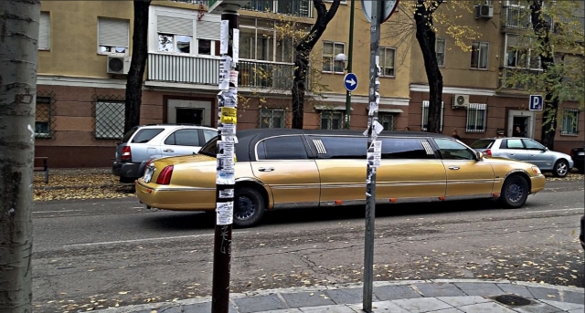 Una limusina dorada en medio de la calle