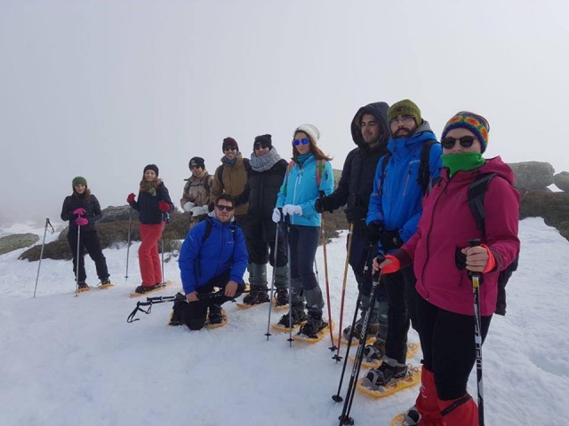Grupo en ruta de raquetas de nieve
