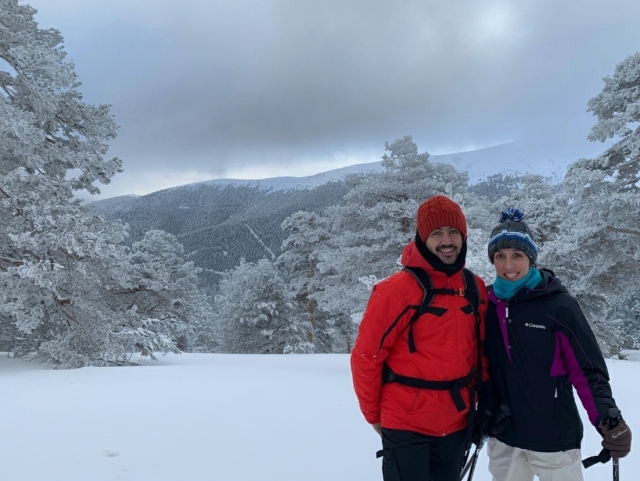Pareja en ruta de raquetas de nieve