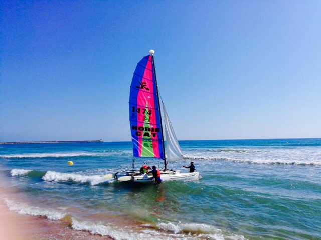 Llevando el catamaran hasta el agua