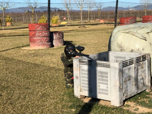 Tras la barricada en campo de paintball