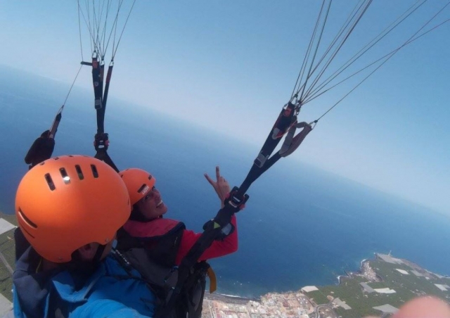 Saludando desde el parapente sobre La Palma