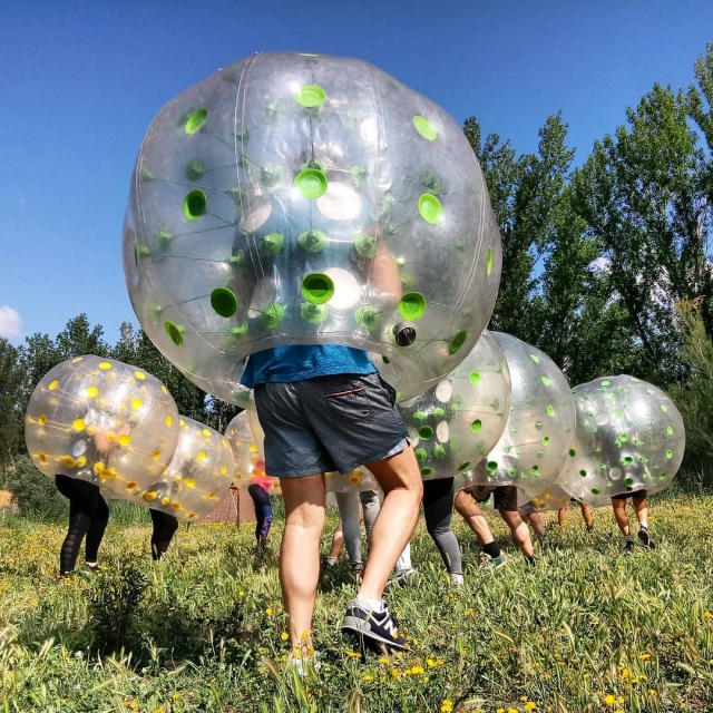 Jugando con las pelotas de zorb