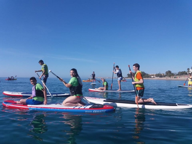  Advancing in a group with the paddle surf boards 