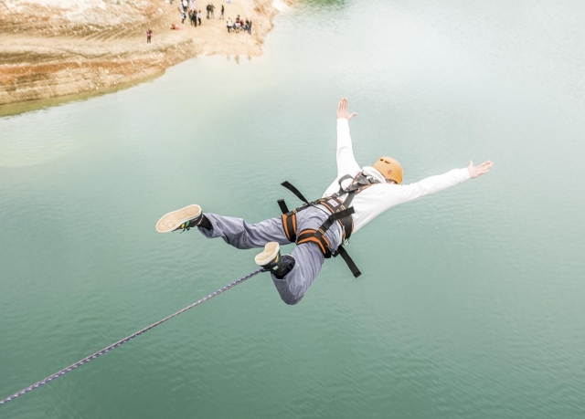 Volando tras el salto de puenting en Mula