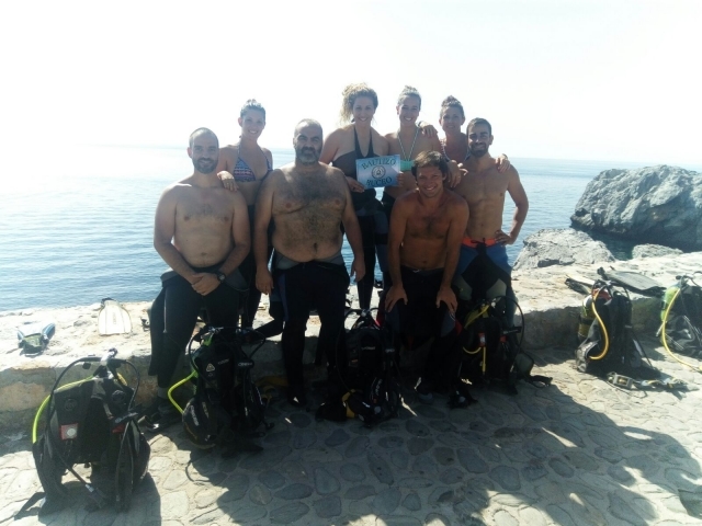 Battesimo subacqueo con un gruppo di amici 