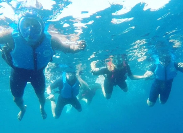 Niños practicando snorkel