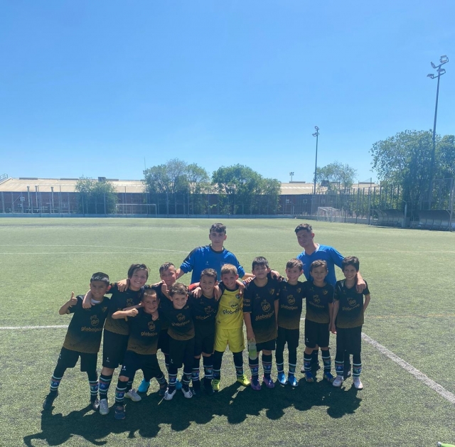 Divertiti a giocare a calcio in un campo 