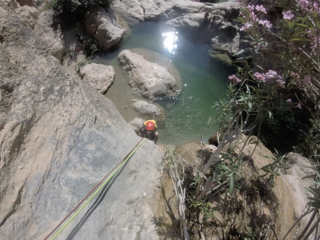  在 Cueva de las Palomas 溪降 