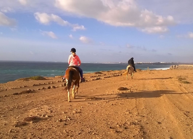 Reiten entlang des Atlantischen Ozeans 