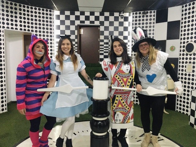  Alice in the Land of Escape Rooms 