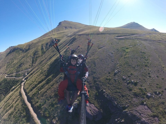 Parapenle junto a los Pirineos