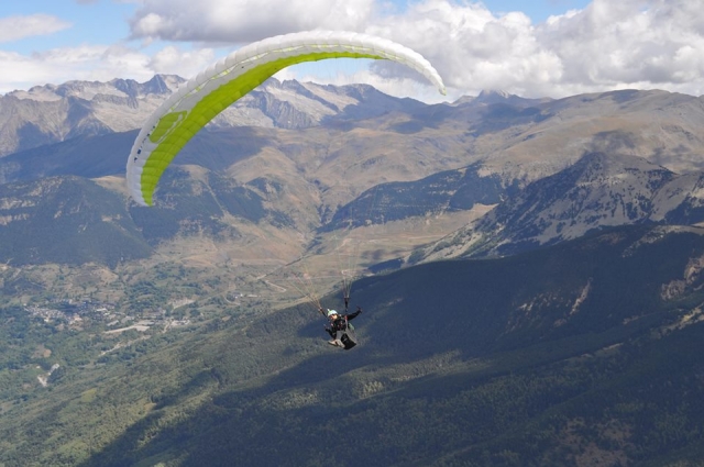 Vuelo en parapenle al lado de Pirineos