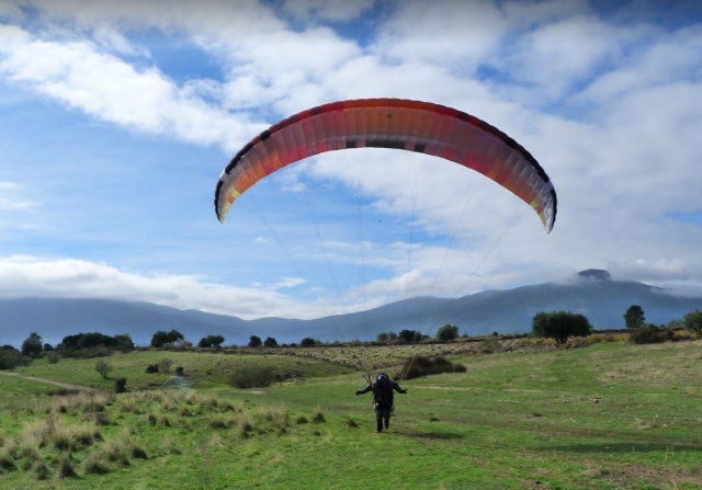  Atterrissage en parapente à Pedro Bernardo 