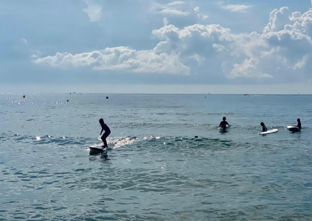  Wellenreiten mit Surfbrettern in Castelldefels 