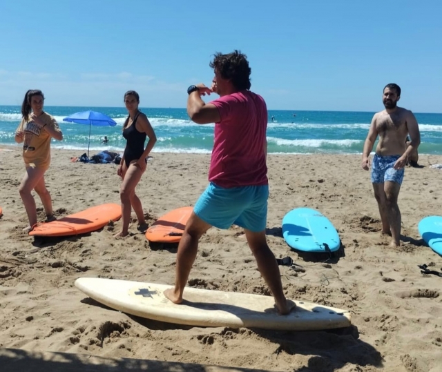  Surfkurs am Strand von Les Botigues