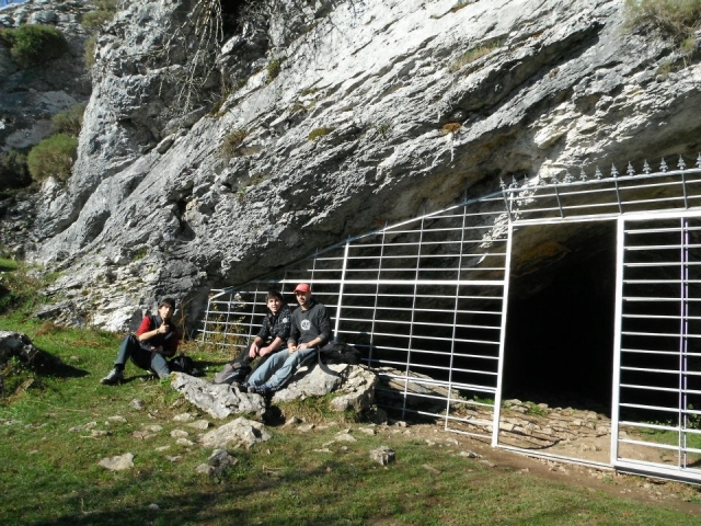 Acesso à caverna em Urdaibai 