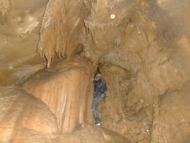  Passagem estreita na caverna em Urdaibai 