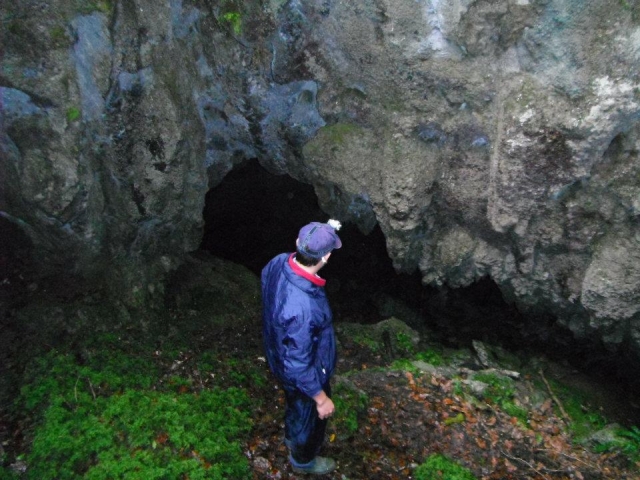  Observando a entrada da caverna em Urdaibai 