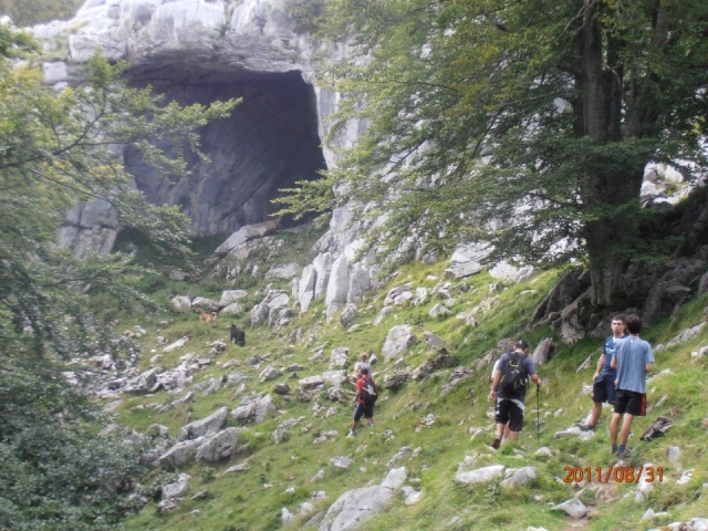  Group of hikers in Urdaibai 