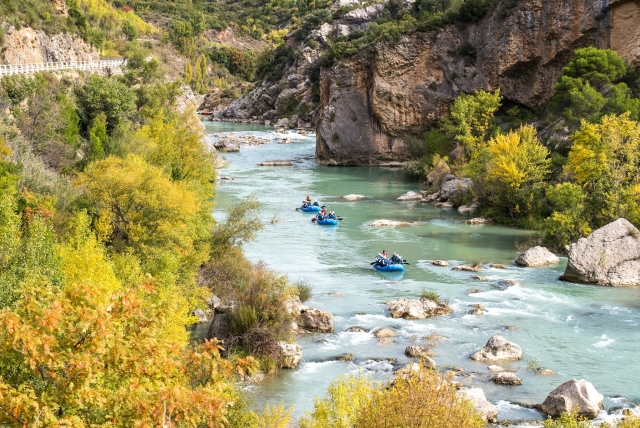  Praticar rafting 