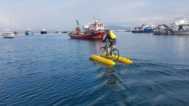  Mit dem Fahrrad im Meer fahren 