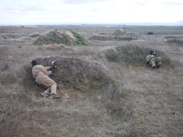  Play paintball 