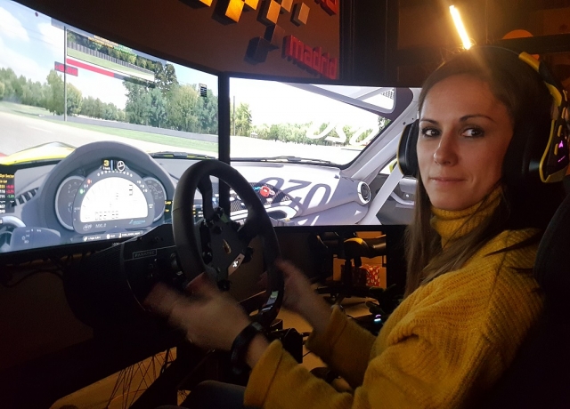  Fille dans le simulateur de compétition 