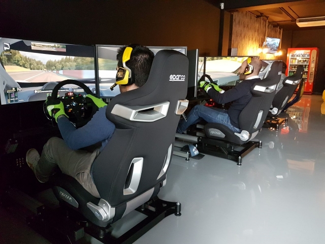  Voitures de compétition dans le simulateur 