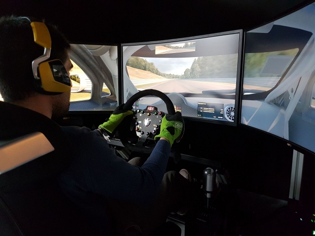  Concentré sur la conduite en un simulateur 
