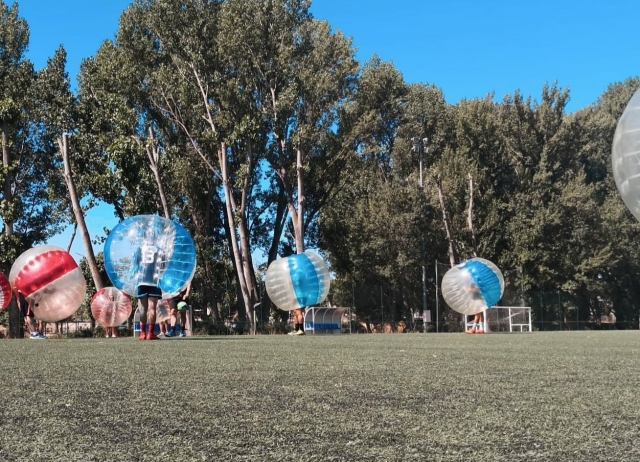  Mitten in einem Bubble-Soccer-Spiel 