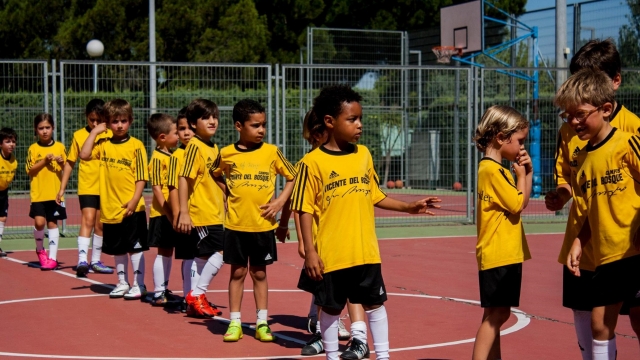  Learn with friends to play professional soccer 