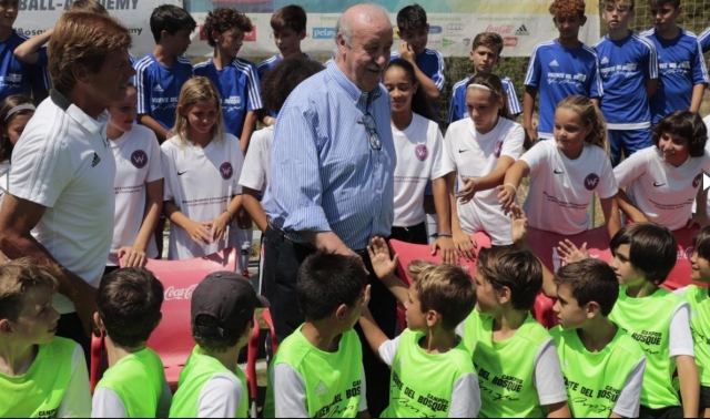  Vicente del Bosque with the young people from the soccer campus 
