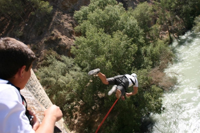  Moment des Bungee-Sprungs in Benameji 