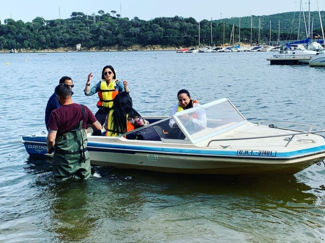 Pilota una barca a motor en el Pantano de Madrid