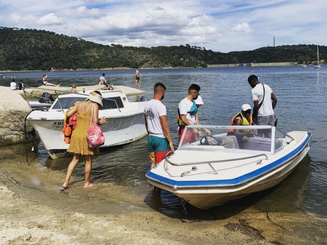  Sail with a boat through the San Juan Reservoir 