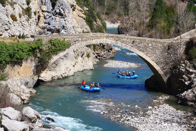 Crossing under the bridge rafting Huesca 