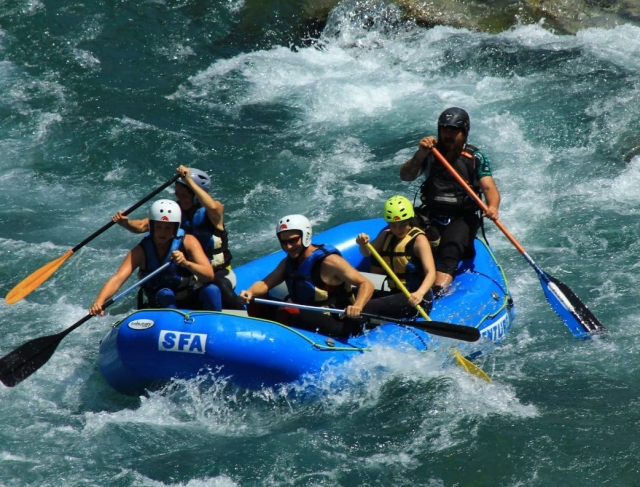  Group rafting in Huesca 